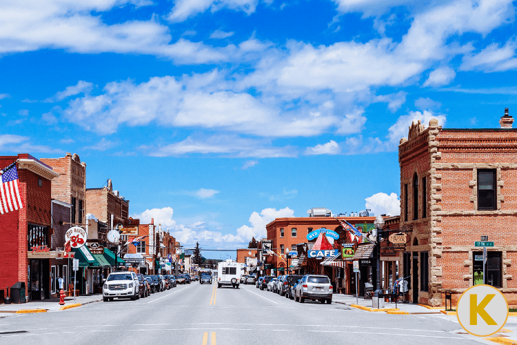 A photo of a business district showing many small businesses in the United States of America. 